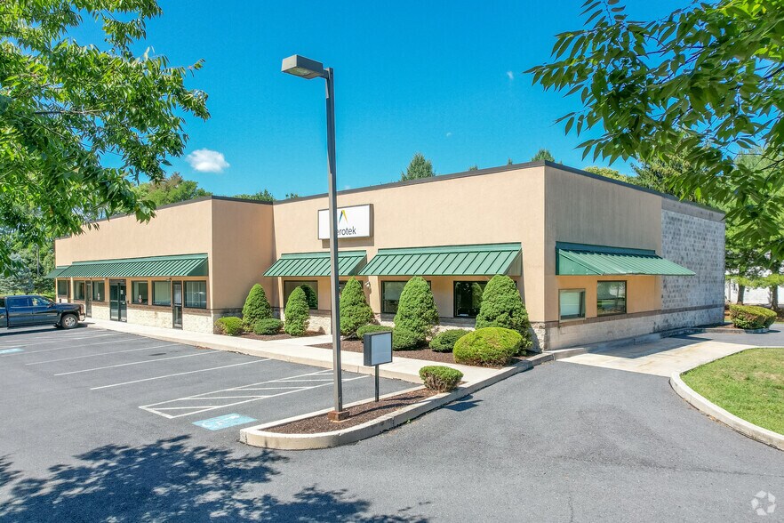417 Village Dr, Carlisle, PA for sale - Building Photo - Image 2 of 5