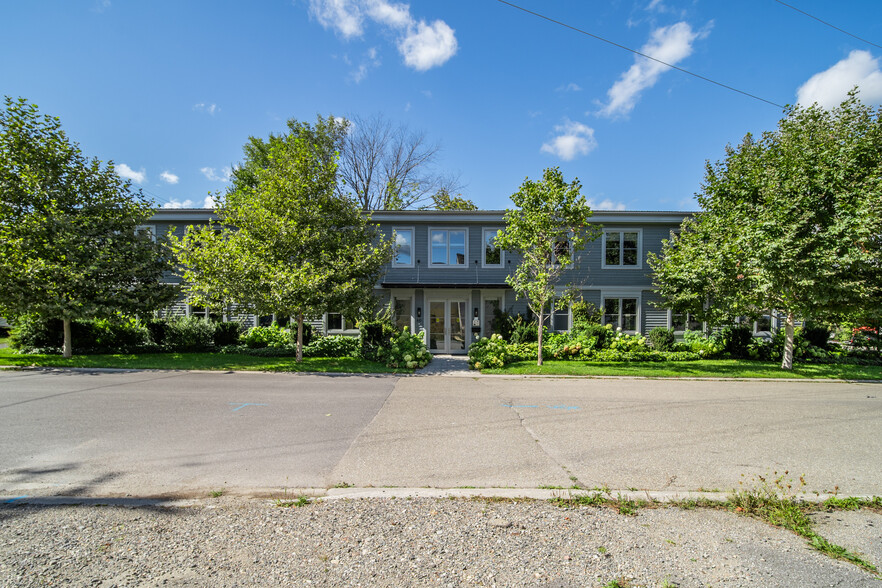 60 Mill St, Gananoque, ON à louer - Photo du bâtiment - Image 2 de 18