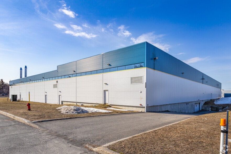 2275 Boul des Entreprises, Terrebonne, QC à louer - Photo du bâtiment - Image 3 de 7