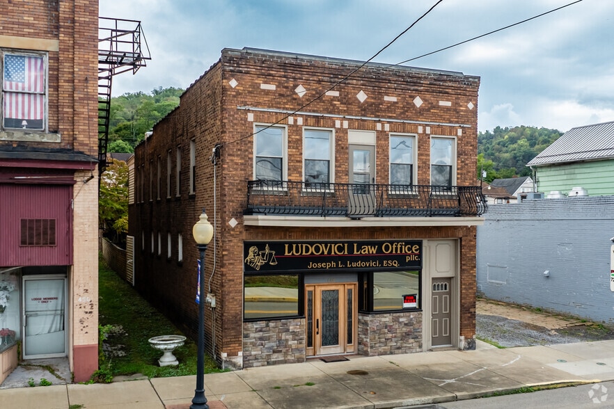 448 Carolina Ave, Chester, WV for sale - Primary Photo - Image 1 of 8