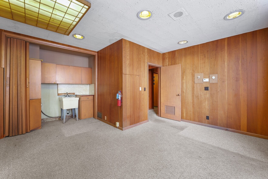 6 E 1st St, Fond Du Lac, WI for sale - Building Photo - Image 3 of 45