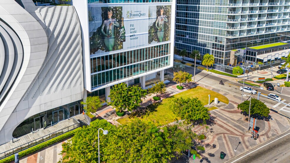 1040 Biscayne Blvd, Miami, FL à louer - Photo du bâtiment - Image 3 de 16