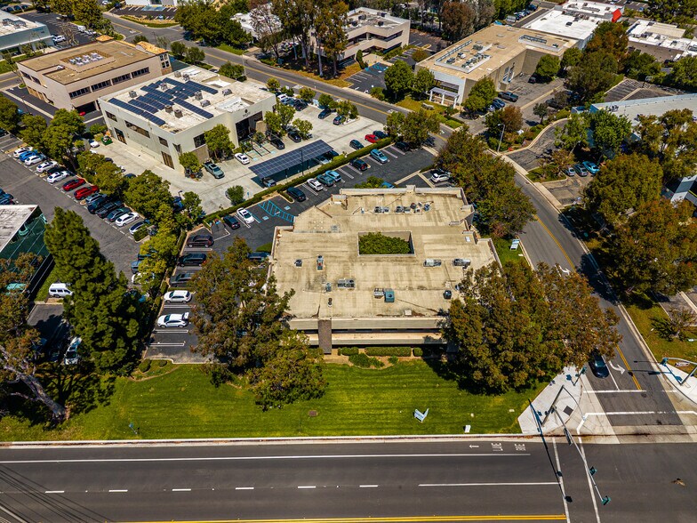 17682 Mitchell N, Irvine, CA à louer - Photo du bâtiment - Image 3 de 13