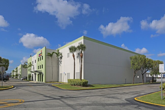 Plus de détails pour 7500 NW 81st Pl, Miami, FL - Industriel à louer