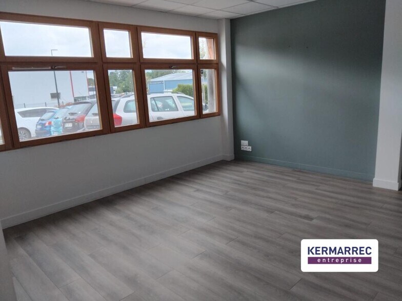Office in Pacé for lease - Interior Photo - Image 2 of 3