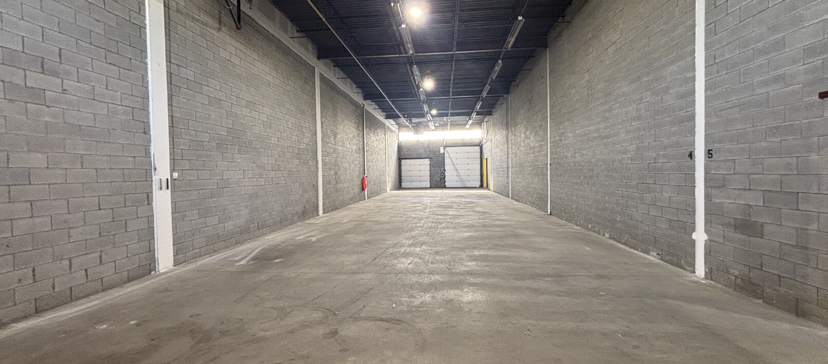 26 Boul Hymus, Pointe-claire, QC for lease Interior Photo- Image 1 of 3