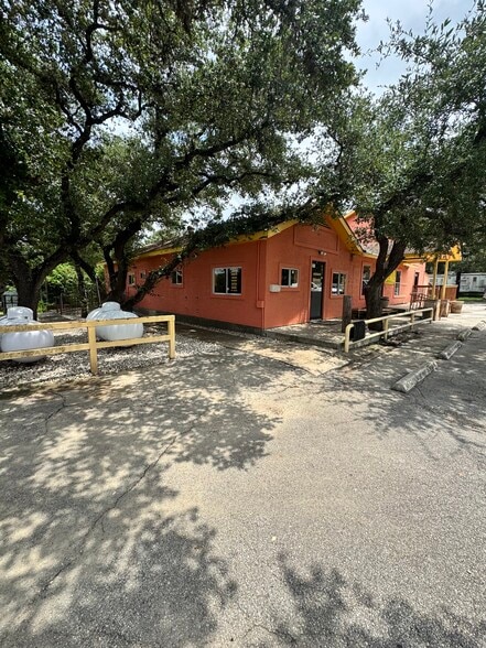 916 E Borgfeld Dr, San Antonio, TX à vendre - Photo du bâtiment - Image 2 de 10