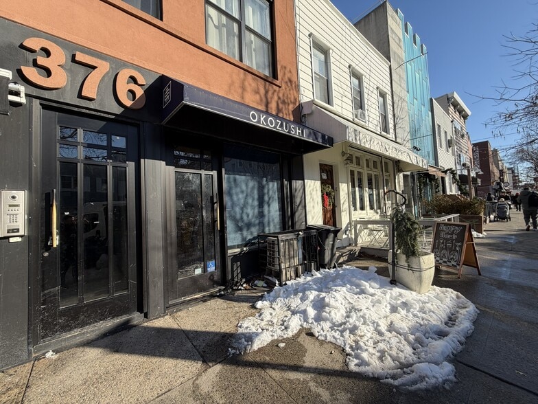 376 Graham Ave, Brooklyn, NY for lease - Primary Photo - Image 1 of 8