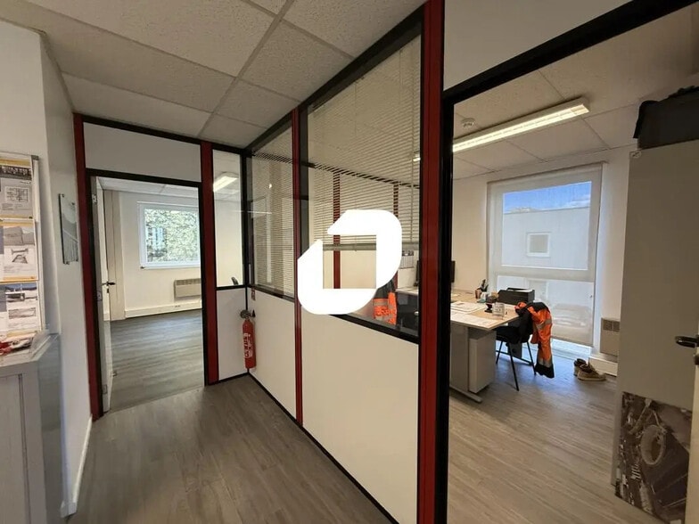 Office in Grenoble for lease - Interior Photo - Image 3 of 8