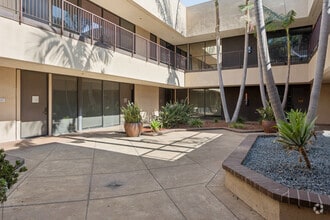 1661 N Raymond Ave, Anaheim, CA à louer Photo intérieure- Image 2 de 7