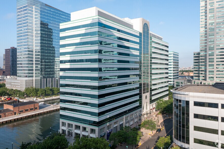 111 Town Square Pl, Jersey City, NJ à louer - Photo du bâtiment - Image 2 de 9