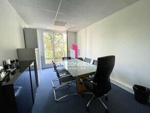 Office in Versailles for lease Interior Photo- Image 2 of 4