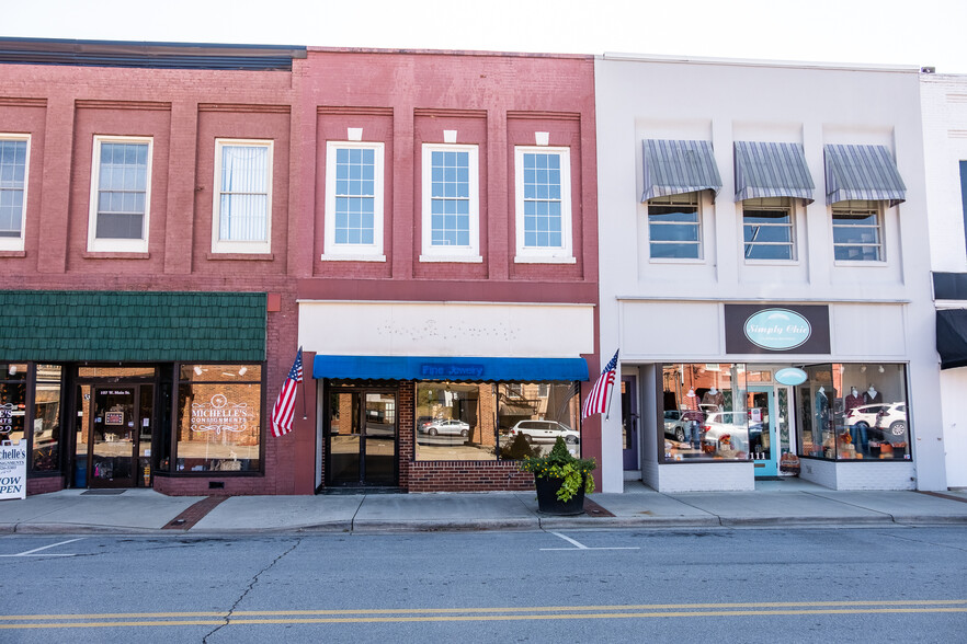 109 W Main St, Elkin, NC à vendre - Photo du bâtiment - Image 1 de 1