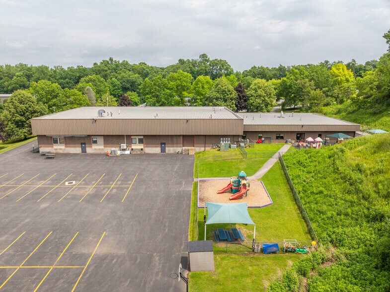 615 Fishers Run, Victor, NY à vendre - Photo du bâtiment - Image 2 de 11