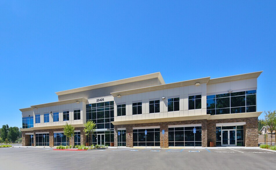 25425 Orchard Village Rd, Santa Clarita, CA à vendre - Photo du bâtiment - Image 2 de 64