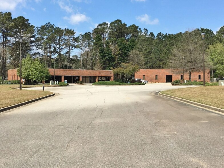 120 Commerce Cir, Fayetteville, GA à vendre - Photo du bâtiment - Image 2 de 17