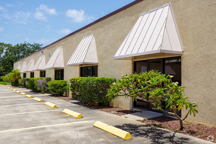 1340 Clearmont St NE, Palm Bay, FL for lease - Building Photo - Image 2 of 8
