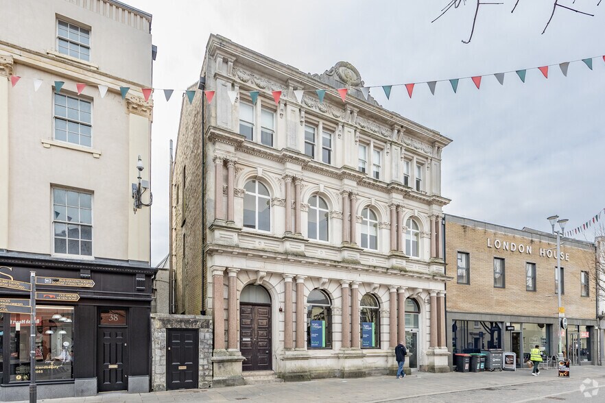 36 Dunraven Pl, Bridgend à louer - Photo principale - Image 1 de 2