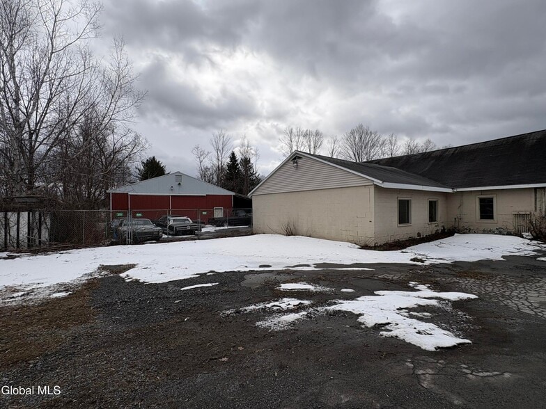 18 Leonard St, Gansevoort, NY à vendre - Photo du bâtiment - Image 2 de 6