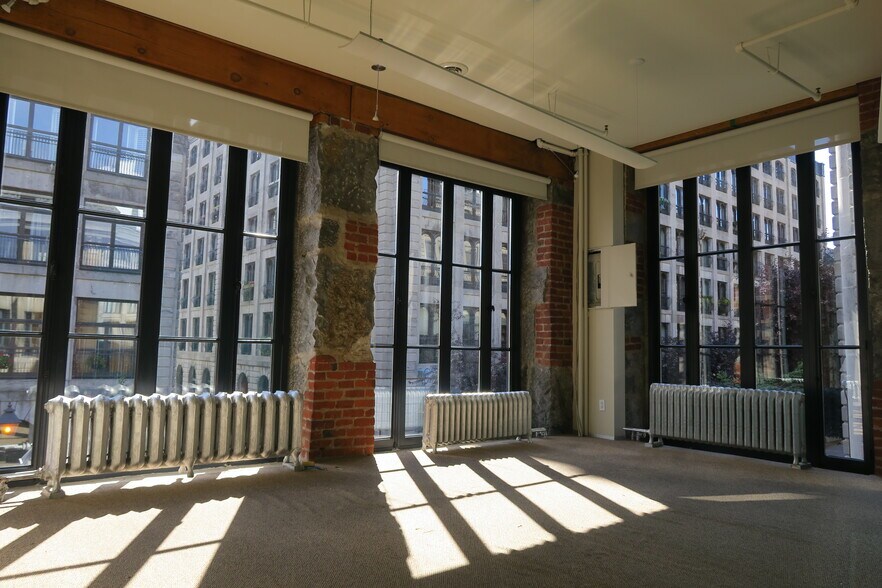 19 Rue Le Royer O, Montréal, QC à louer - Photo intérieure - Image 2 de 9