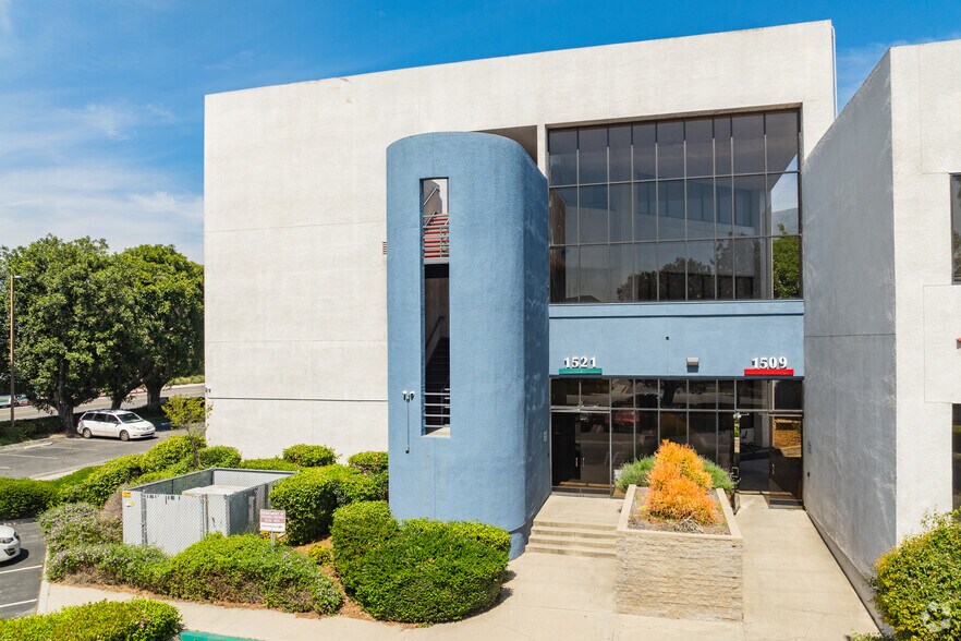 1521 W Cameron Ave, West Covina, CA à vendre - Photo du bâtiment - Image 2 de 28