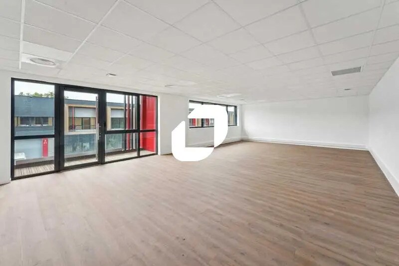 Flex in Éragny for lease - Interior Photo - Image 3 of 18