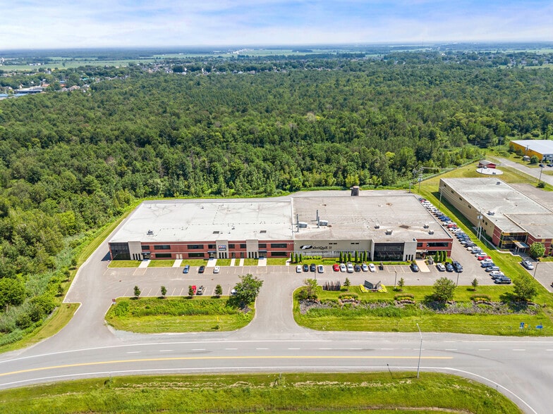 237 St Des Menuisiers, Saint-germain-de-grantham, QC for lease - Building Photo - Image 2 of 4