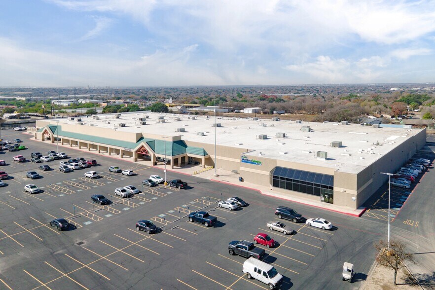 11711 IH 35 N, San Antonio, TX à louer - Photo du bâtiment - Image 2 de 6