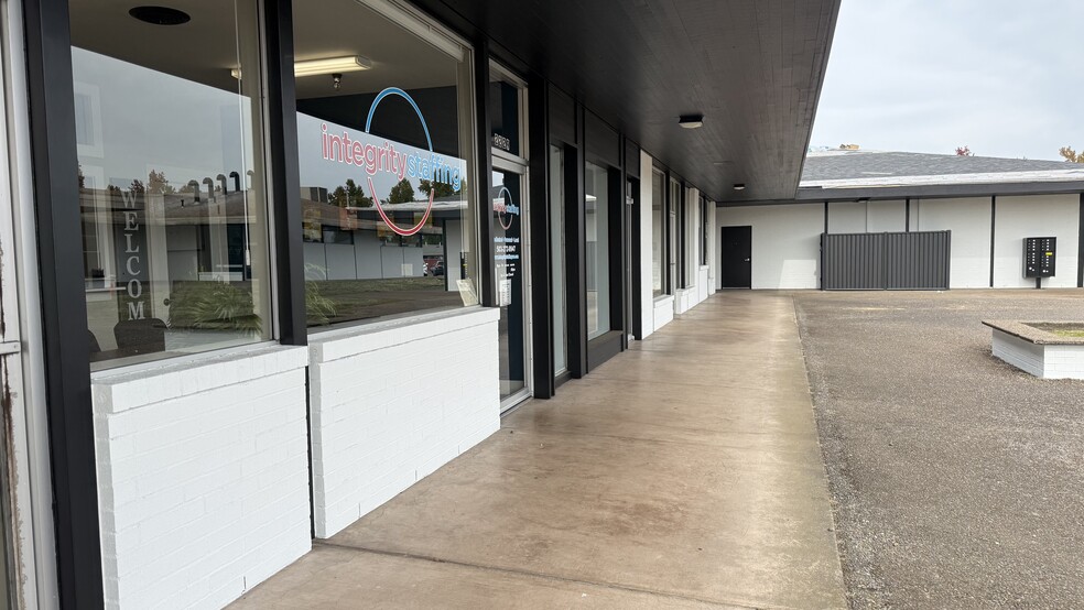 2241-2247 Country Club Rd, Woodburn, OR for lease - Building Photo - Image 2 of 2