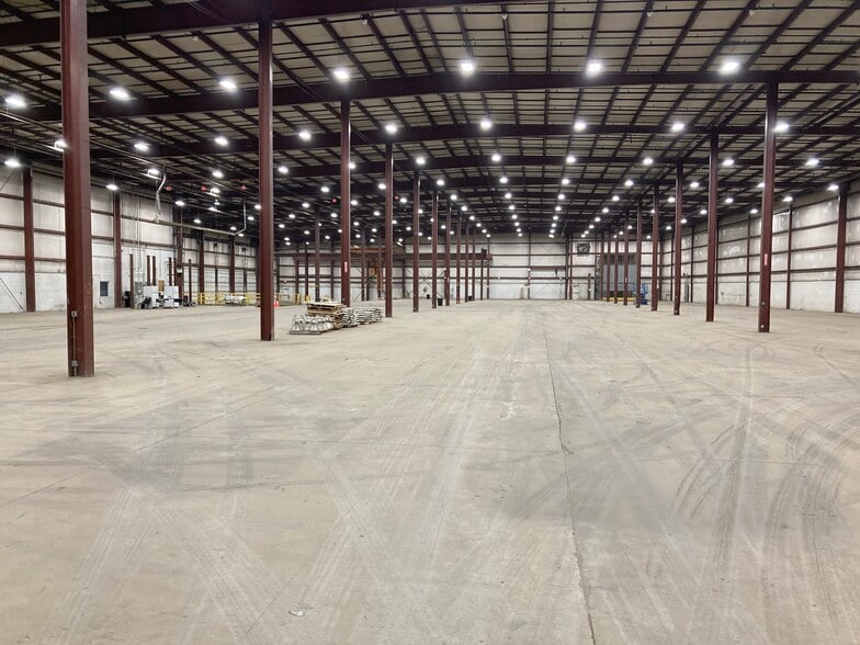 35660 Clinton St, Wayne, MI à louer - Photo du bâtiment - Image 3 de 13