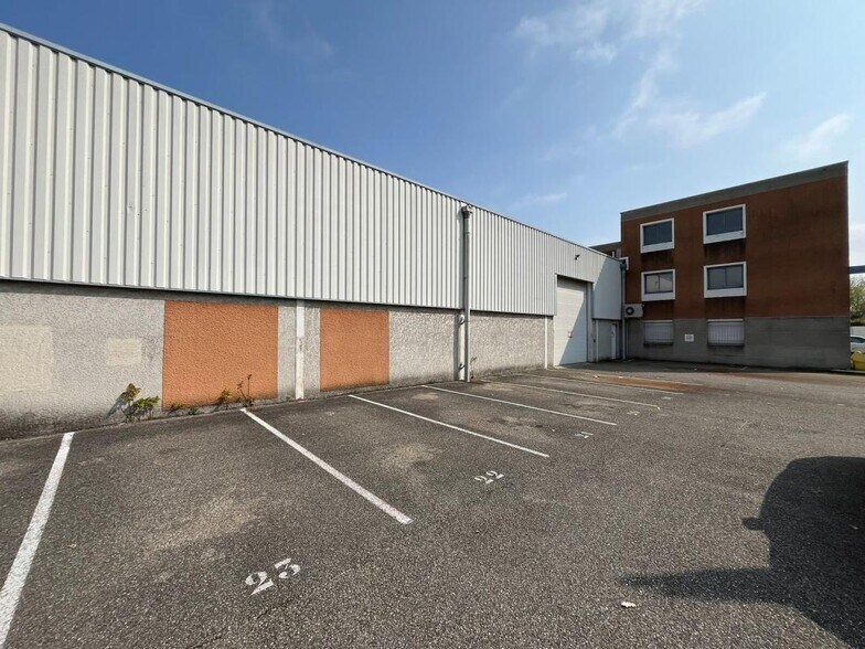 Flex in Chassieu for lease - Building Photo - Image 3 of 12