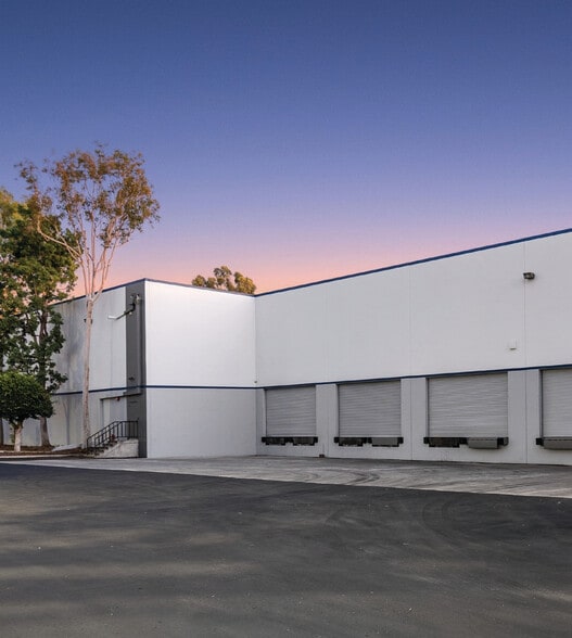 16200-16220 Carmenita Rd, Cerritos, CA à louer - Photo du bâtiment - Image 3 de 8