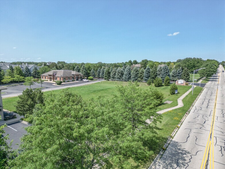 1056 104th St, Naperville, IL à vendre - Photo du bâtiment - Image 3 de 15