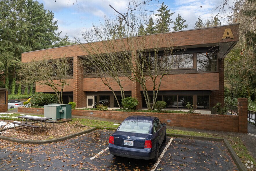 2320 130th Ave NE, Bellevue, WA à louer - Photo du bâtiment - Image 2 de 12