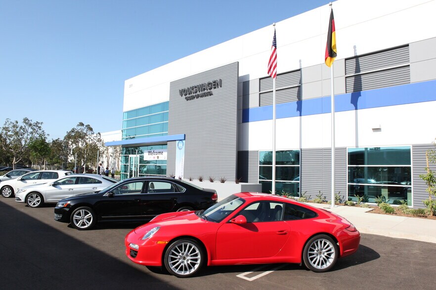 Volkswagen Engineering Campus portefeuille de 2 propriétés à vendre sur LoopNet.ca - Photo du bâtiment - Image 2 de 10