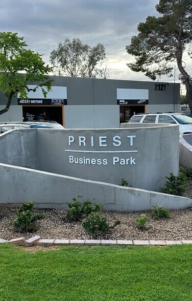 2123 S Priest Dr, Tempe, AZ à louer - Photo du bâtiment - Image 3 de 4