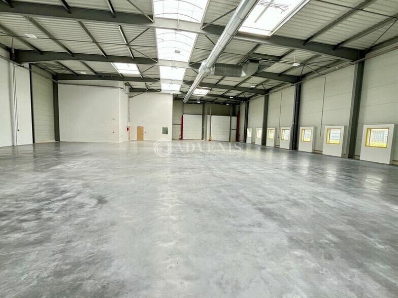 Flex in Le Mesnil Amelot for lease - Building Photo - Image 2 of 9