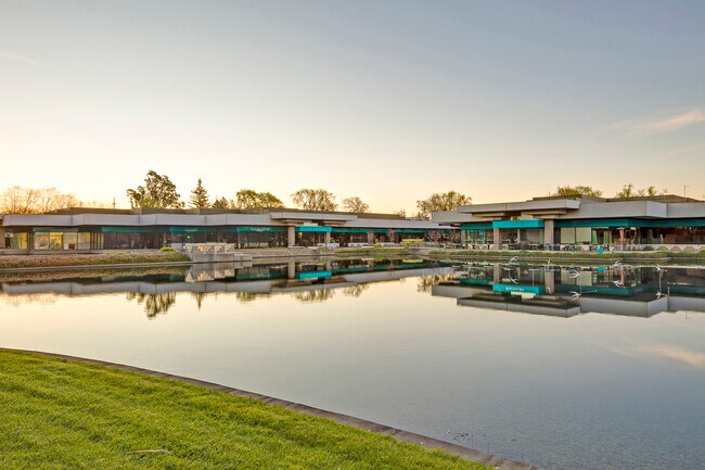 Plus de détails pour 130 Stony Point Rd, Santa Rosa, CA - Bureau/Commerce de détail, Commerce de détail à louer