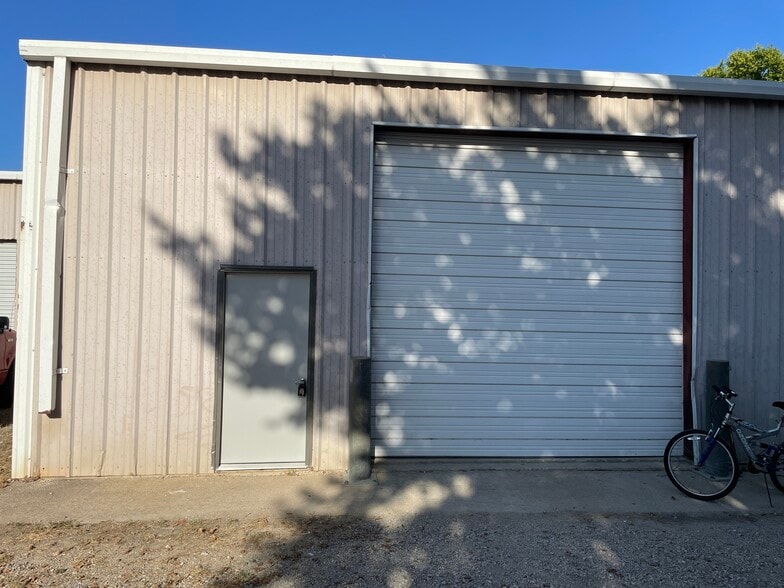 220 S 1st St, Sanger, TX à louer - Photo du bâtiment - Image 2 de 5