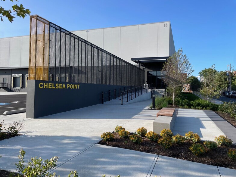 250 Marginal St, Chelsea, MA à louer - Photo du bâtiment - Image 1 de 9