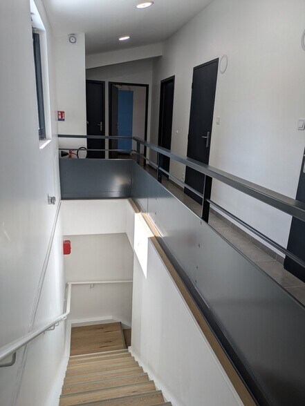 Office in Bourgoin-Jallieu for lease - Interior Photo - Image 3 of 7