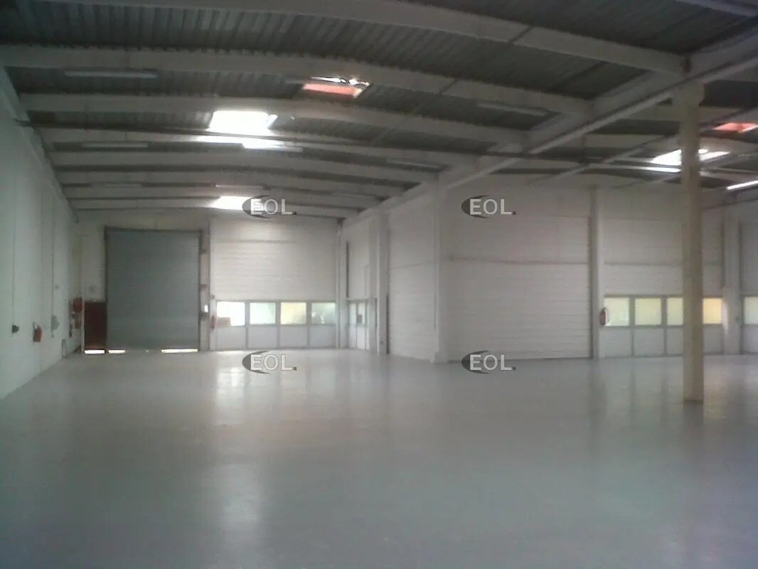 Industrial in Trappes for lease Building Photo- Image 1 of 4