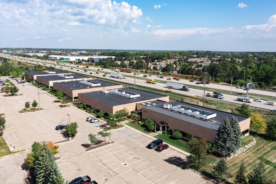 22630 Haggerty Rd, Farmington Hills, MI à louer - Photo du bâtiment - Image 2 de 9