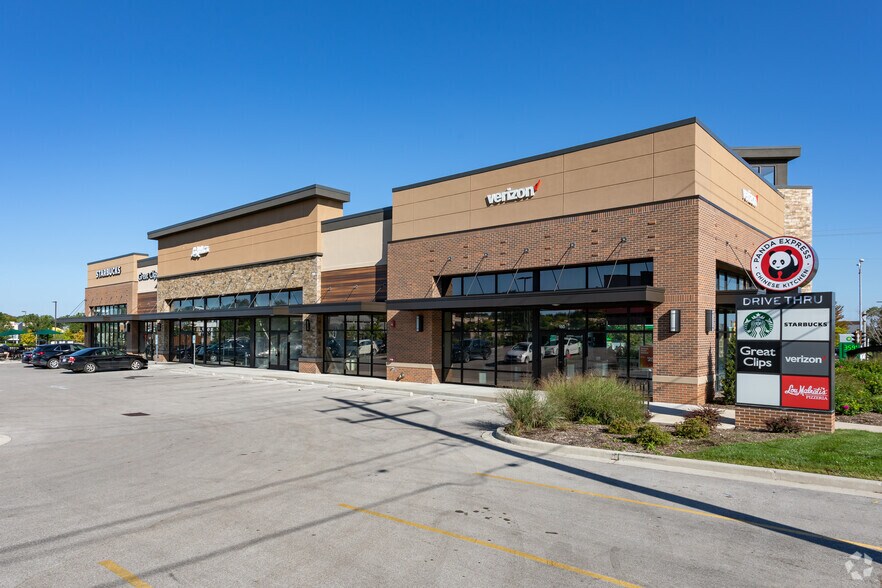 2720 N Grandview Blvd, Waukesha, WI à louer - Photo du bâtiment - Image 2 de 7