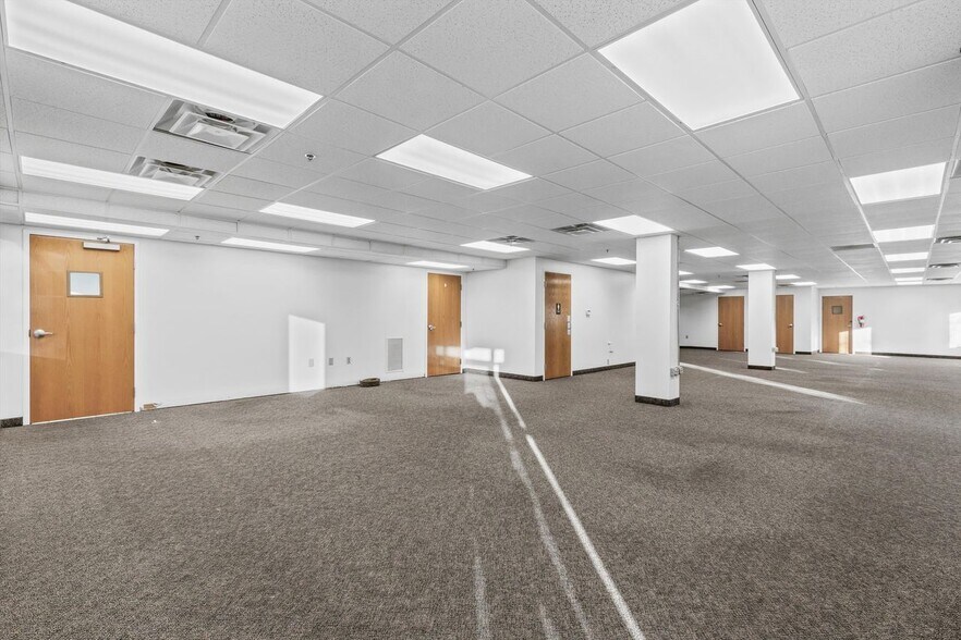 1701 Louisville Dr, Knoxville, TN à louer - Photo du bâtiment - Image 2 de 23