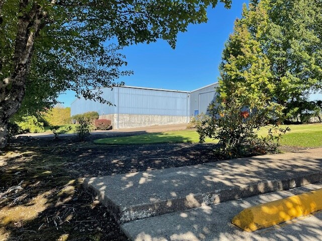 1731 Industrial Way, Philomath, OR à vendre - Photo du bâtiment - Image 2 de 13