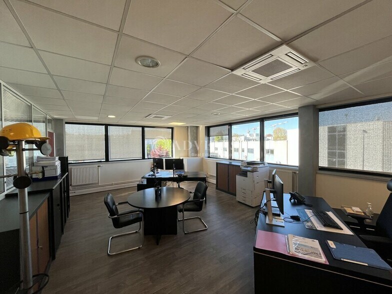 Office in Noisy Le Sec for lease - Interior Photo - Image 2 of 5