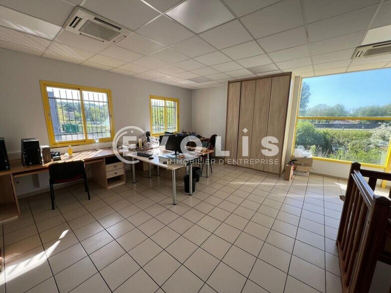 Flex in La Verpillière for lease - Interior Photo - Image 3 of 9