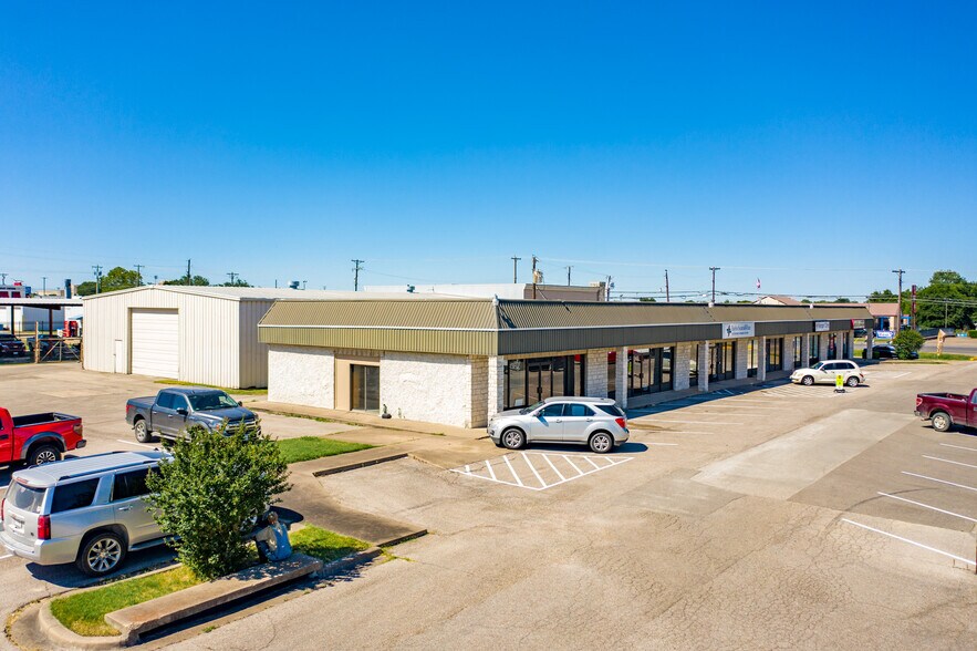 511 N Hewitt Dr, Hewitt, TX à louer - Photo du bâtiment - Image 3 de 4