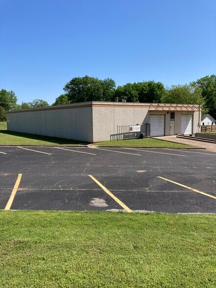 1420 N Main St & 1505 N Fulton St portefeuille de 2 propriétés à vendre sur LoopNet.ca - Photo du bâtiment - Image 2 de 21